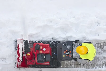 snowblower - cleaning sidewalk